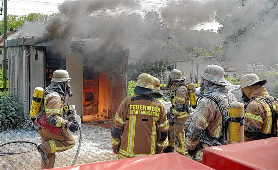 Einem Feuer zum Opfer gefallen ist gestern eine Trafostation in Enzberg. Foto: Fotomoment