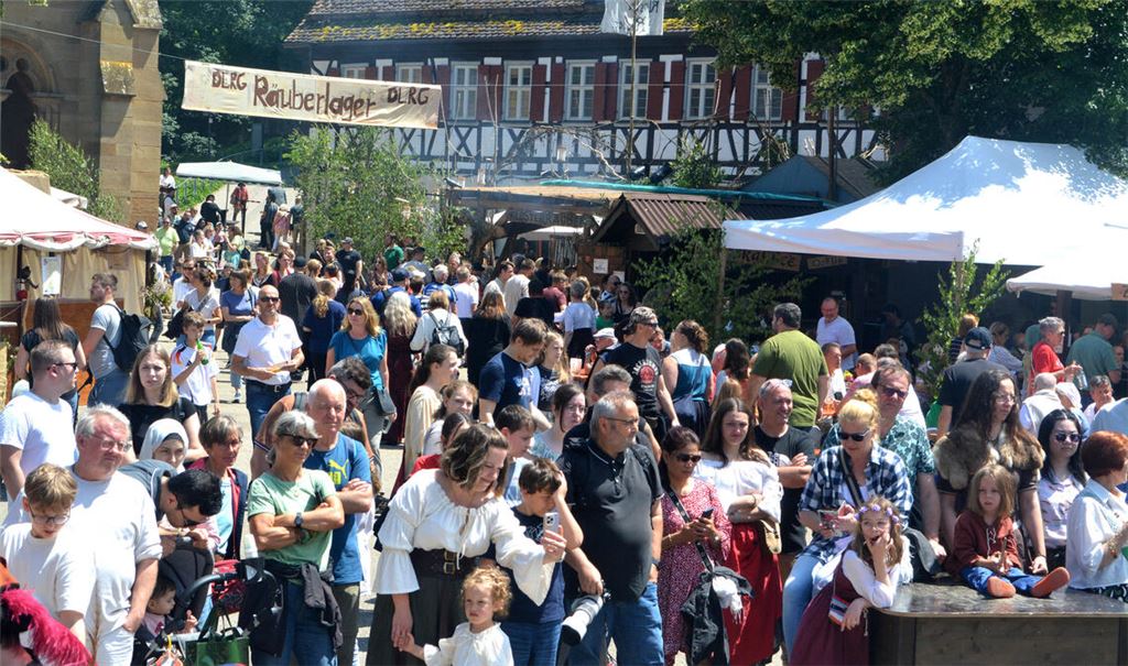 Einem verregneten Samstag folgt heiteres Wetter am Sonntag: Tausende zieht es nach Maulbronn, wo das Klosterfest zu einer Reise ins Mittelalter einlädt. Fotos: Stahlfeld