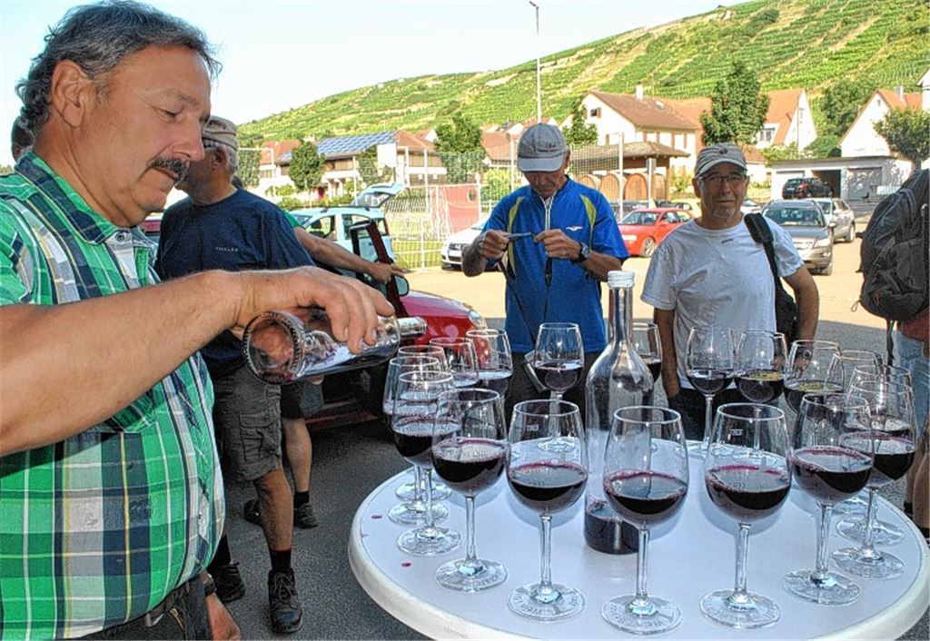 Einen Begrüßungstrunk gibt es vor der Weingärtnergenossenschaft Roßwag.