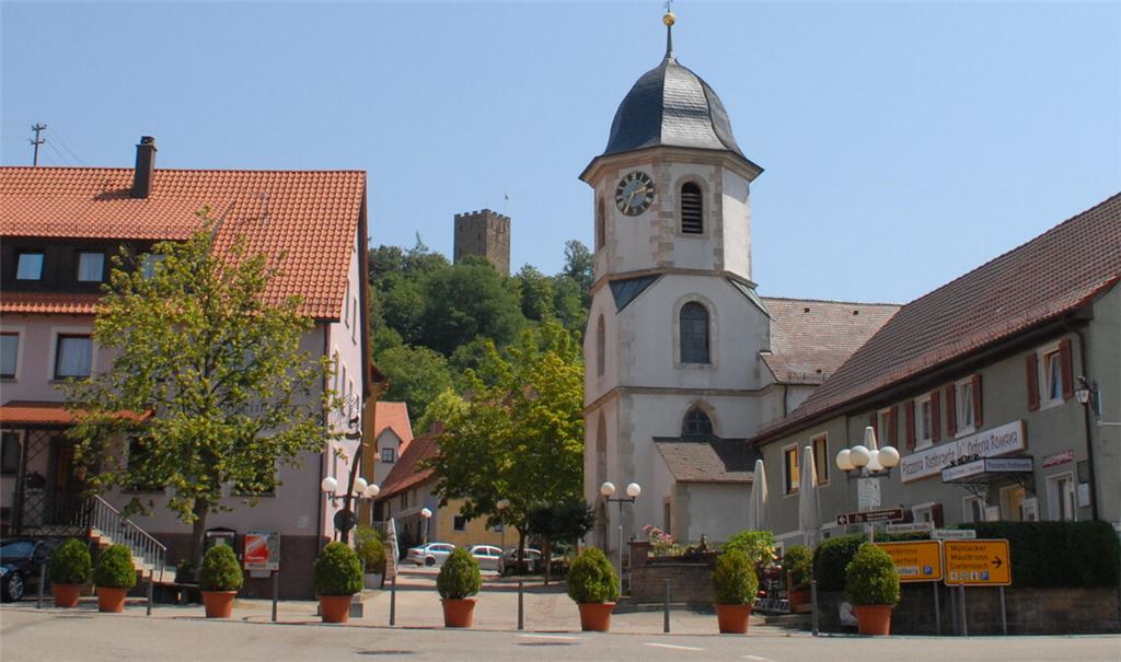 Einen Besuch wert: der Ortskern der Gemeinde Sternenfels mit dem Schlossbergturm im Hintergrund. Foto: Lechner