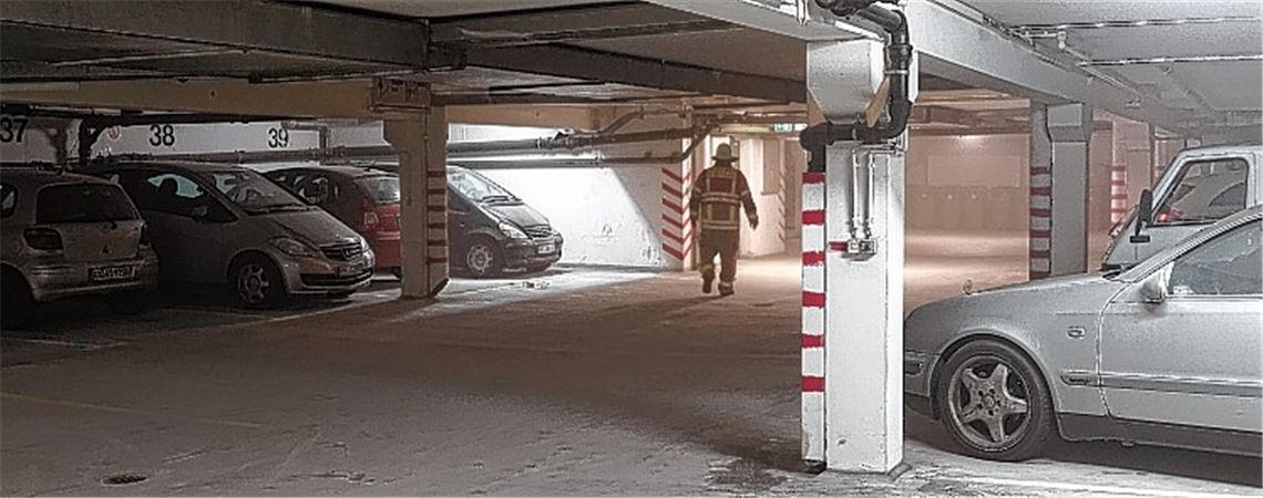Tiefgarage vernebelt: Mühlacker Feuerwehr rückt aus Tiefgarage vernebelt