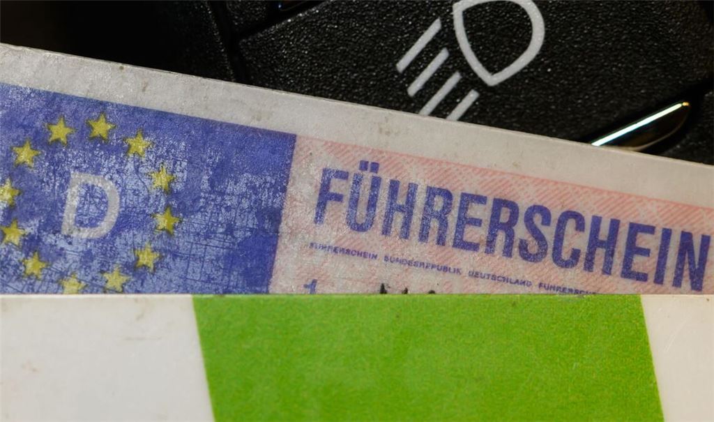 Einen Führerschein zu machen, soll für Fahrschülerinnen und Fahrschüler günstiger und flexibler werden.