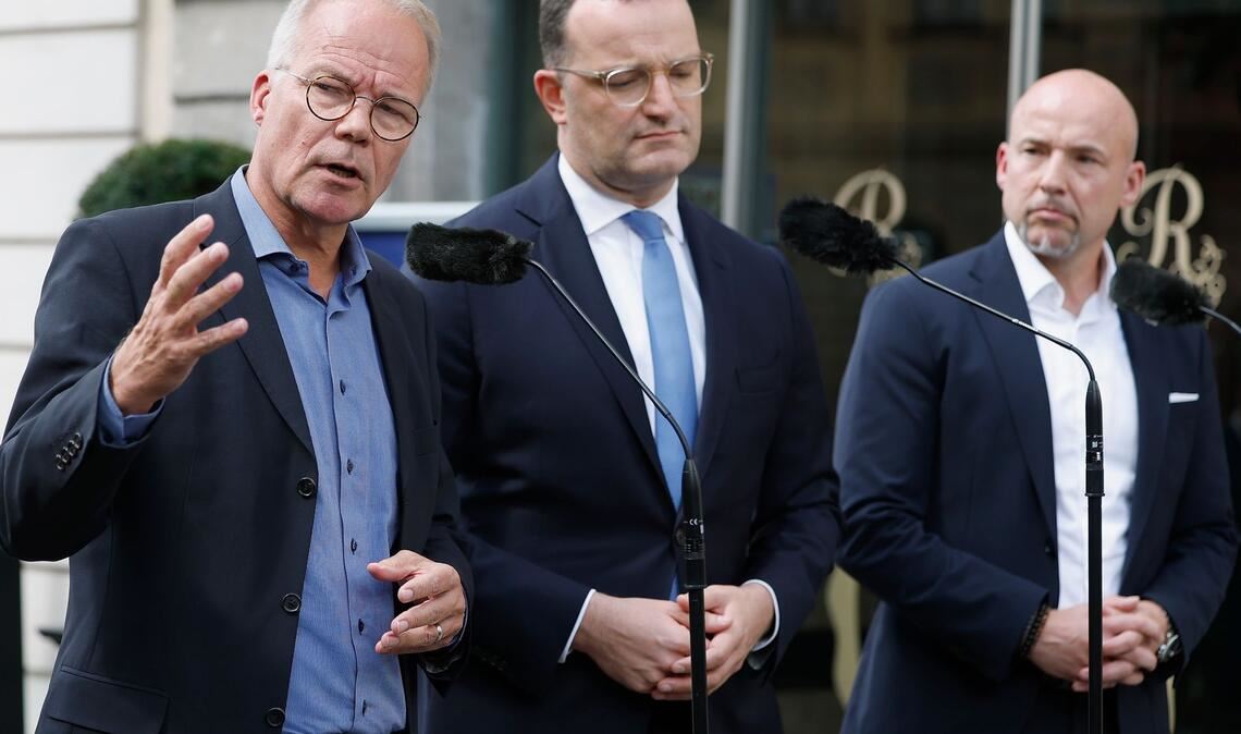 Einen "Geist der Gemeinsamkeiten" haben die Fraktionschefs Matthias Miersch (SPD, l-r), Jens Spahn (CDU) und Alexander Hoffmann (CSU) bei ihrer Tagung Ende August in Würzburg beschworen (Foto: Archiv).