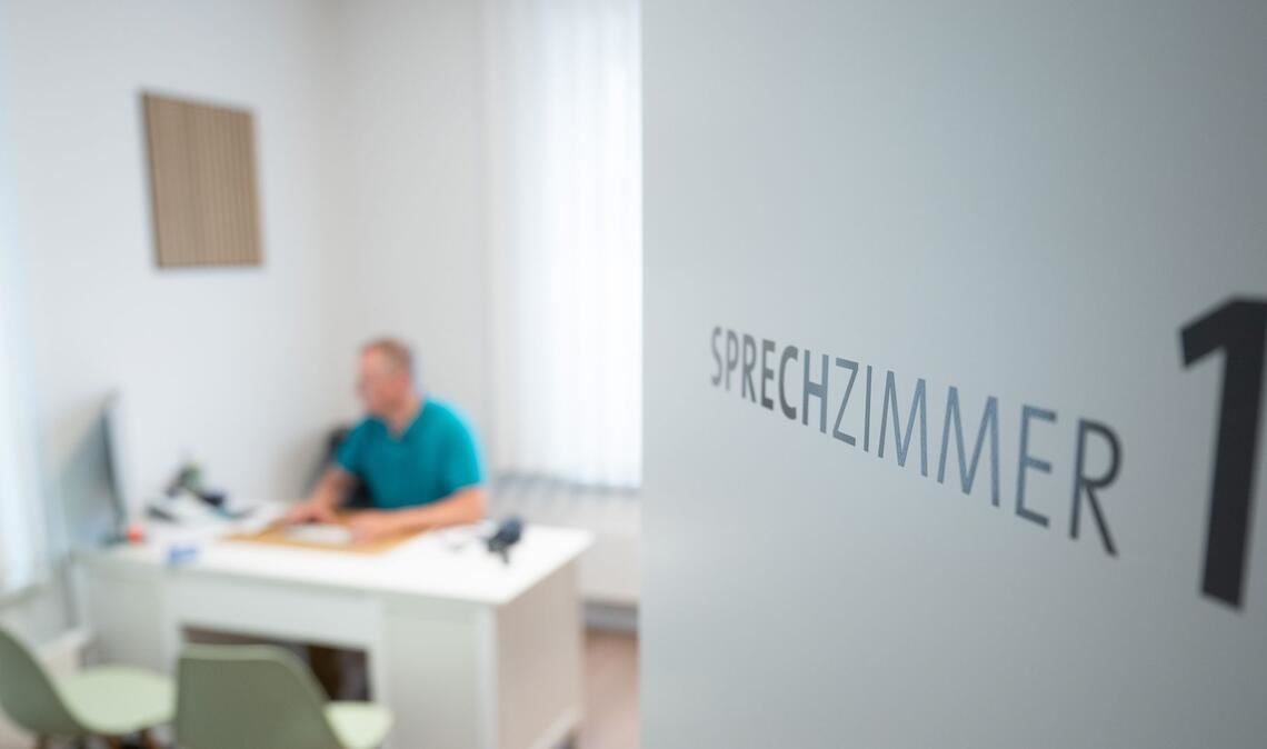 Einen Hausarzt zu finden, ist in vielen Teilen Baden-Württembergs alles andere als einfach (Symbolbild).