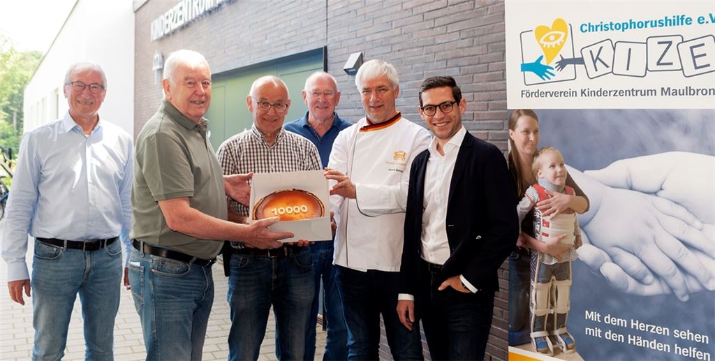 Einen Käsekuchen gab es bei der Spendenübergabe mit Fritz Schäfer, Peter Pronath, Karl Craiß, Werner Hupbauer, Martin Reinhardt und Dirk Berner (v.li.). Foto: Fotomoment
