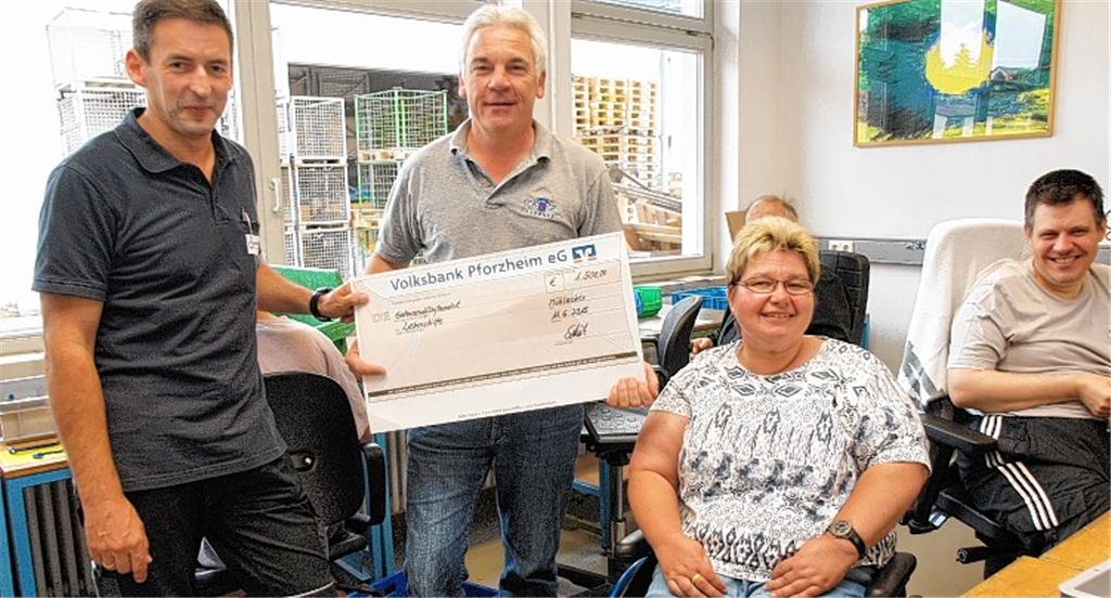 Einen Scheck über 1500 Euro übergibt Sigurd Schütz an Bernd Moser (li.).