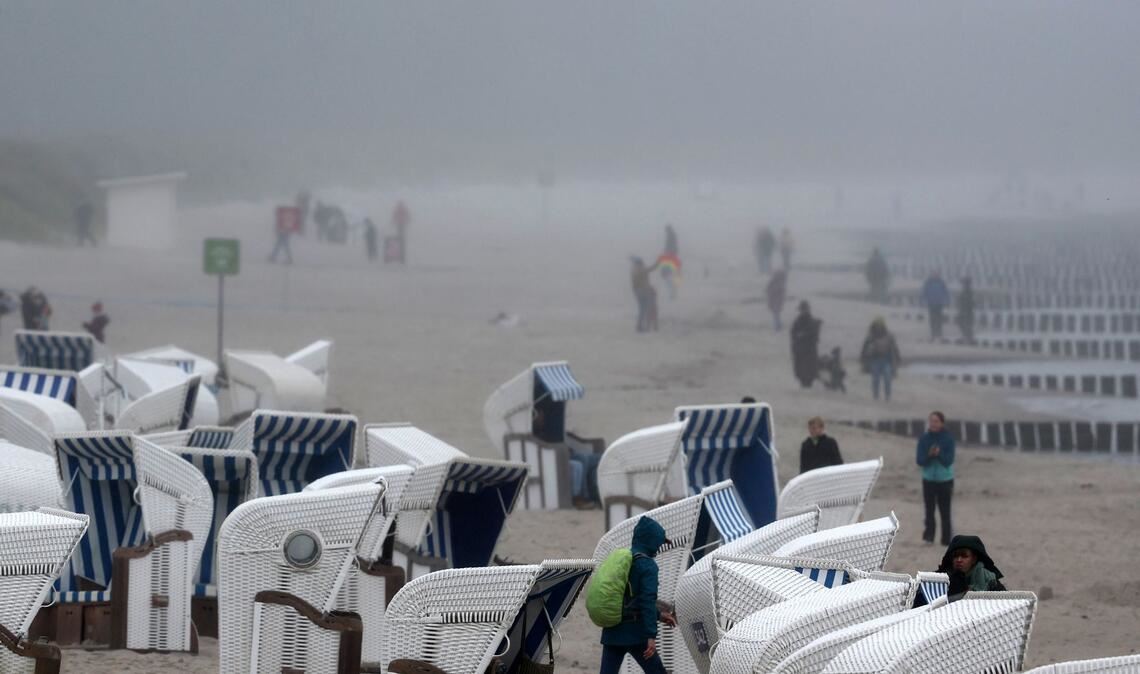 Einen Strandurlaub stellen sich Spanier entschieden anders vor. (Archivbild)