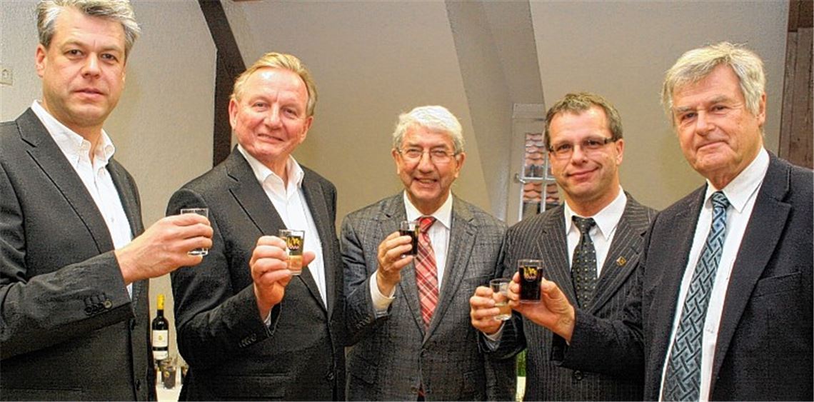 Einen Toast auf 20 erfolgreiche Jahre: Martin Ehlers (IfSG-Geschäftsführer), Claus Schmiedel (SPD-Fraktionsvorsitzender im Landtag), Erich Hägele (IfSG-Vorsitzender), Andreas Felchle (Maulbronner Bürgermeister und IfSG-Schatzmeister), Dieter Schmidt-Volkmar (Präsident des Landessportverbandes LSV) Foto: Eigner