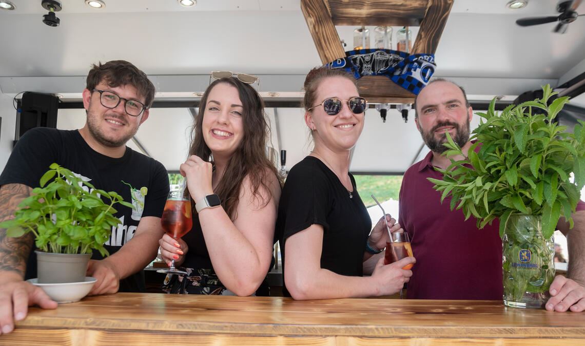 Einen „Wengertertraum“ mixen Sascha Link (v.li.), Carina Bautz, Tamara Serosi und Timo Steinhilper. Foto: Fotomoment