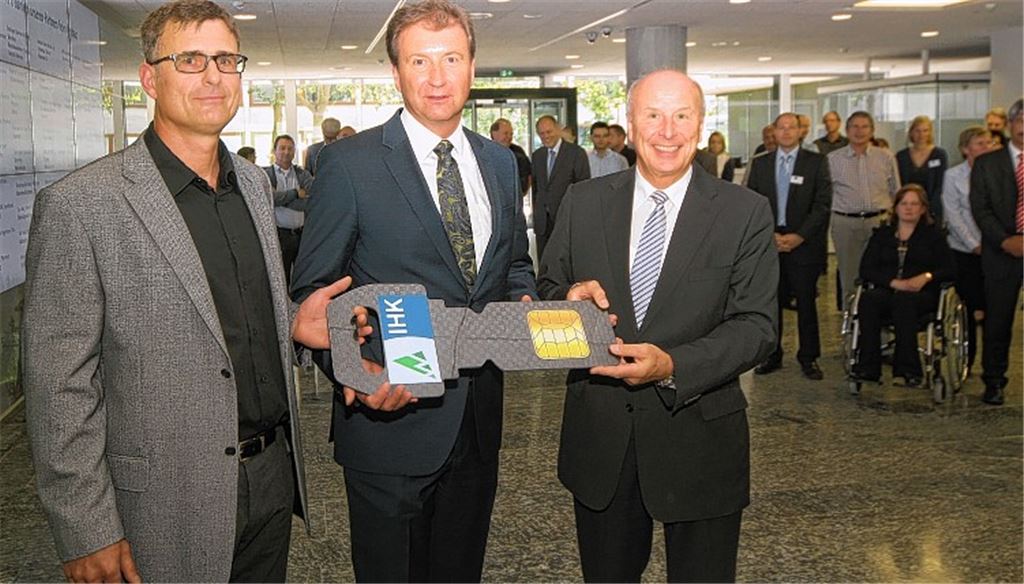 Einen aus einem Kohlefaser-Werkstoff gefertigten High-Tech-Schlüssel übergibt Architekt Stefan Voigt an Kammer-Geschäftsführer Martin Keppler und Präsident Burkhard Thost (v.li.). Foto: Kollros
