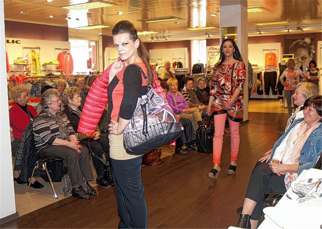Einen bunten, informativen Modenachmittag erleben die Gäste bei der Betty-Barclay-Modenschau. Vorn: Sämann-Mitarbeiterin Biljana Skoric.