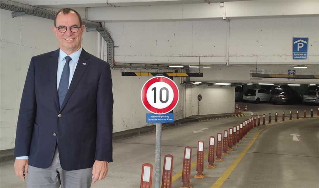 Einen der großen Mühlacker Sanierungsfälle kennt OB Frank Schneider besonders gut: die Tiefgarage unter dem Rathaus. Foto: Deeg