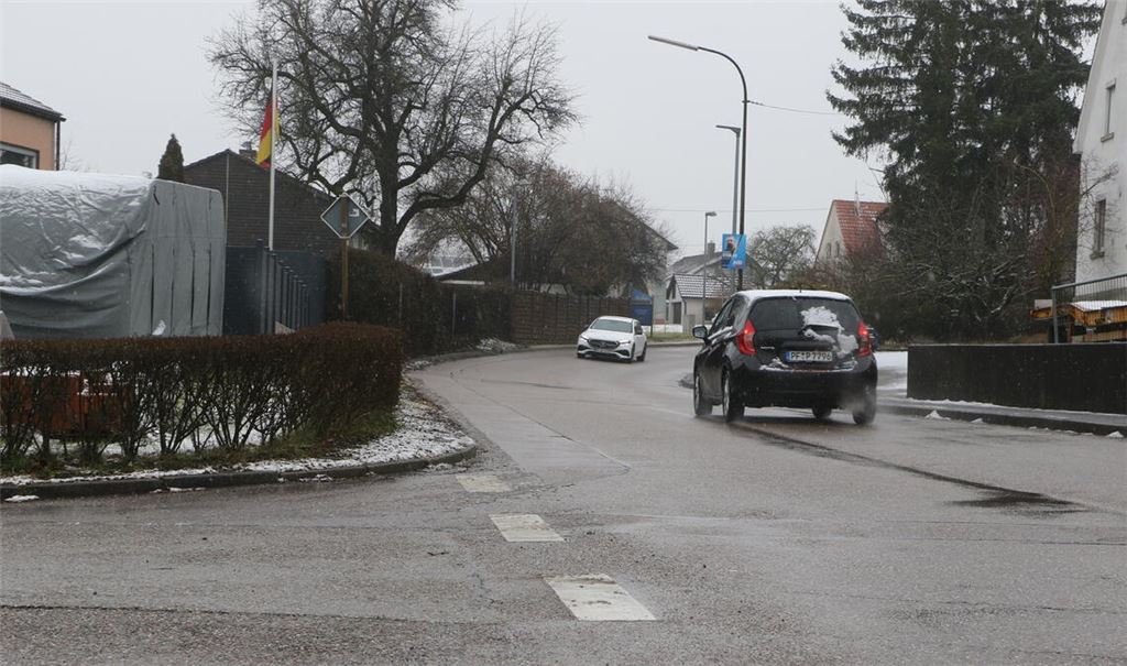Einen durchgehenden Fußweg zu den Märkten gibt es noch nicht. Foto: Deeg