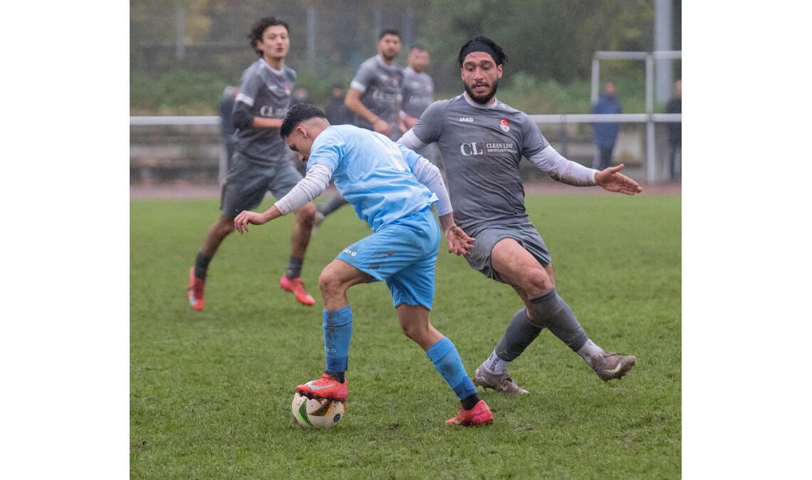 Einen echten Fight liefern sich die 08 (in Blau) und der Türkische SV.Foto: Fotomoment