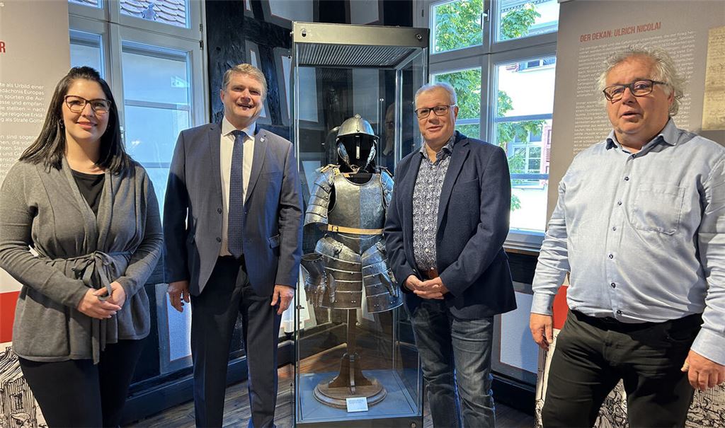 Einen ersten gemeinsamen Rundgang durch die Ausstellung machen (v. li.) die Leiterin des Museums Schweizer Hof, Linda Obhof, OB Martin Wolff, der Leiter des Kreisarchivs Enzkreis, Konstantin Huber, und der Leiter des Brettener Amts Kultur und Bildung, Bernhard Feineisen. Foto: Ellen Reinold/Stadt Bretten)