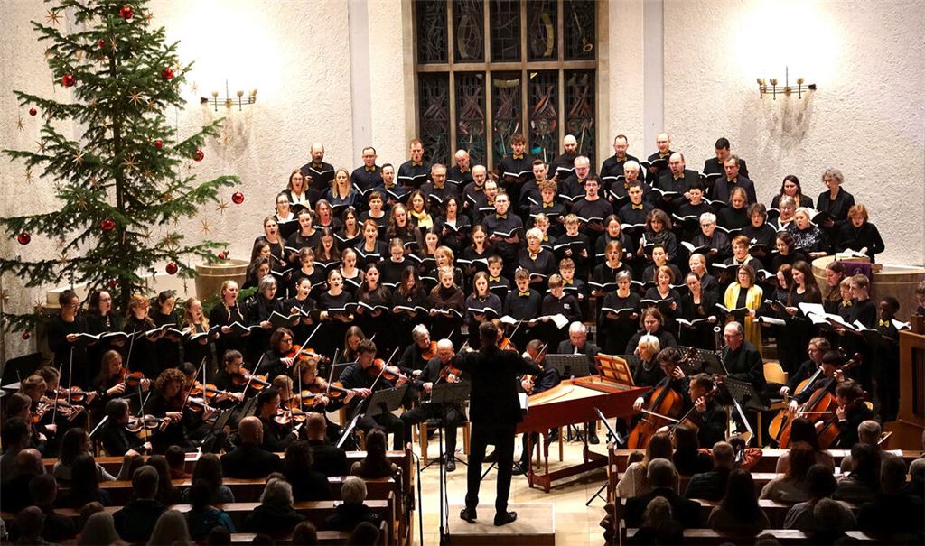 Einen großen Chor und ein voll besetztes Orchester bietet die Schule auf, um Teile aus Händels „Messias“ zu interpretieren. Foto: Bastian