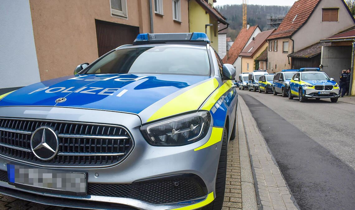 Einen großen Polizeieinsatz löst die Attacke mit Stahlkugeln aus einer Schleuder auf ein Blitzer-Auto in Mönsheim aus. Nach kurzer Zeit wird der Täter ermittelt. Fotos: Myroshnichenko
