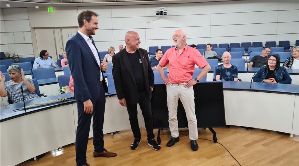 Einen guten persönlichen Draht haben Landrat Bastian Rosenau (li.) und die Gewerkschaftsvertreter Kai Müller (IG Metall) und Holger Egger (Verdi) beim Empfang im Landratsamt gefunden. Foto: Peche