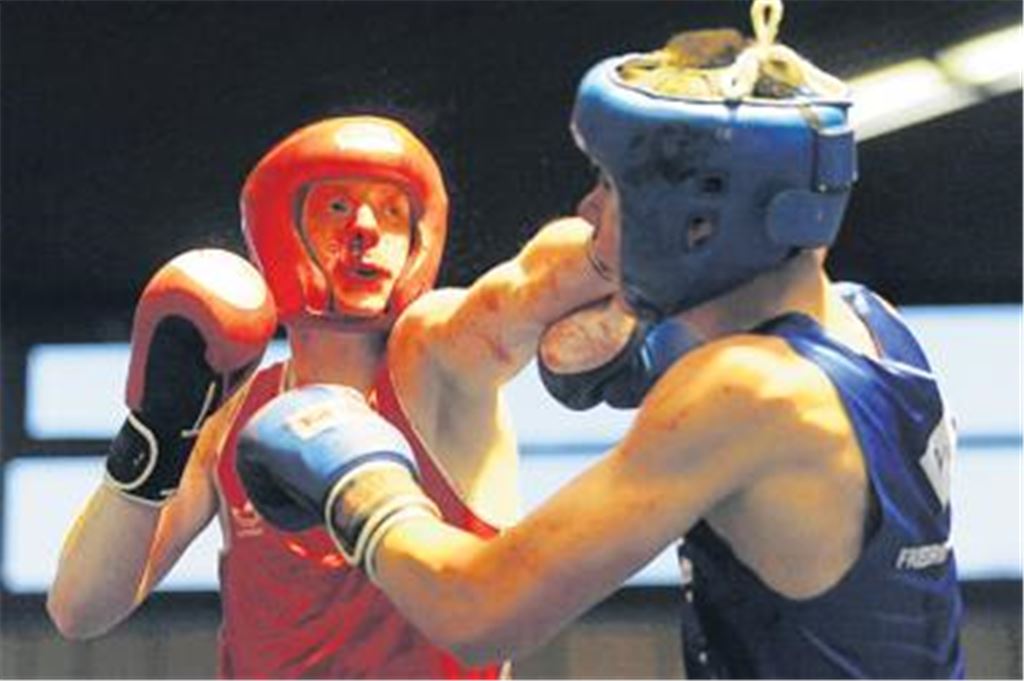 Einen harten Kampf liefern sich Fabian Brenneisen (Ötisheim, li.) und Waldemar Börkircher (Friedrichshafen).
Foto: Fotomoment

