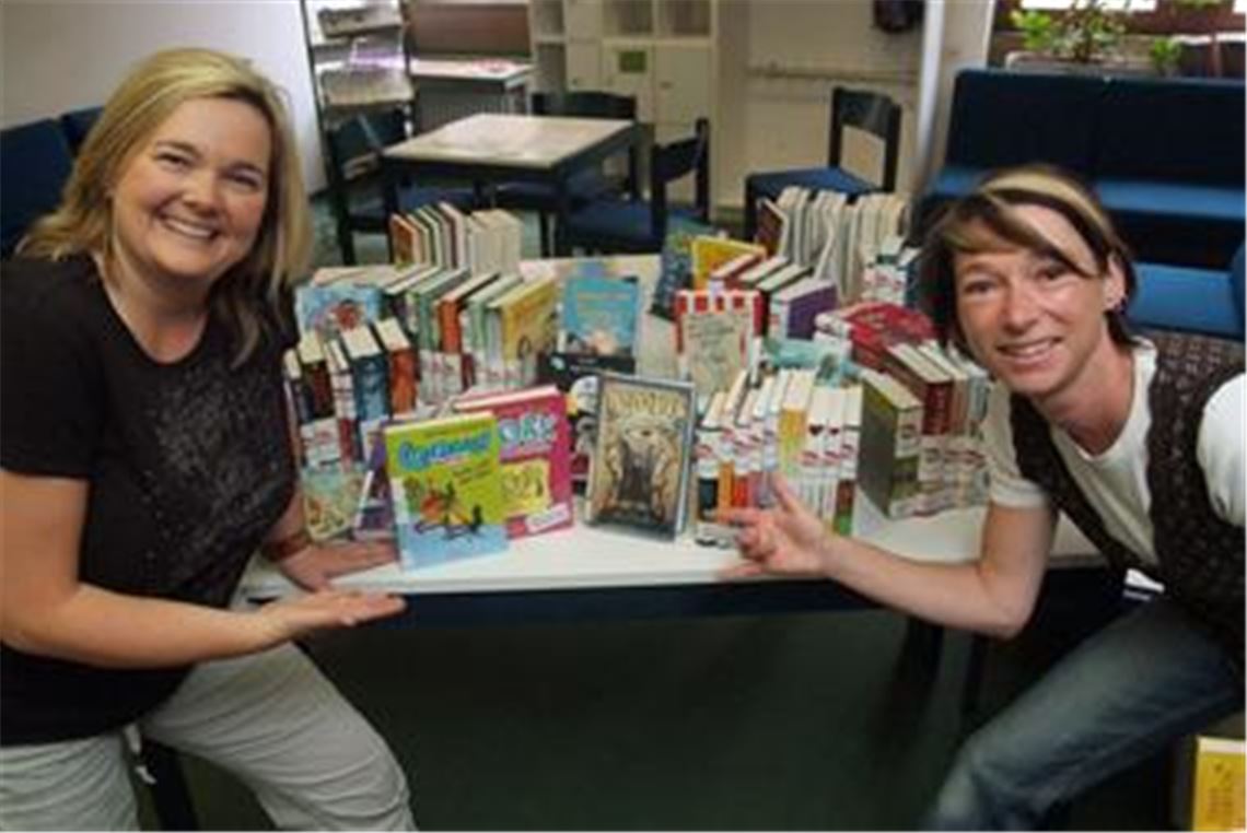 Einen heißen Sommer versprechen die Kinderbibliotheksleiterinnen der Stadt, Heidrun Buchinger (li.) und Claudia Heiler, allen Kindern, die bei Heiß auf Lesen mitmachen. 
Foto: Fotomoment