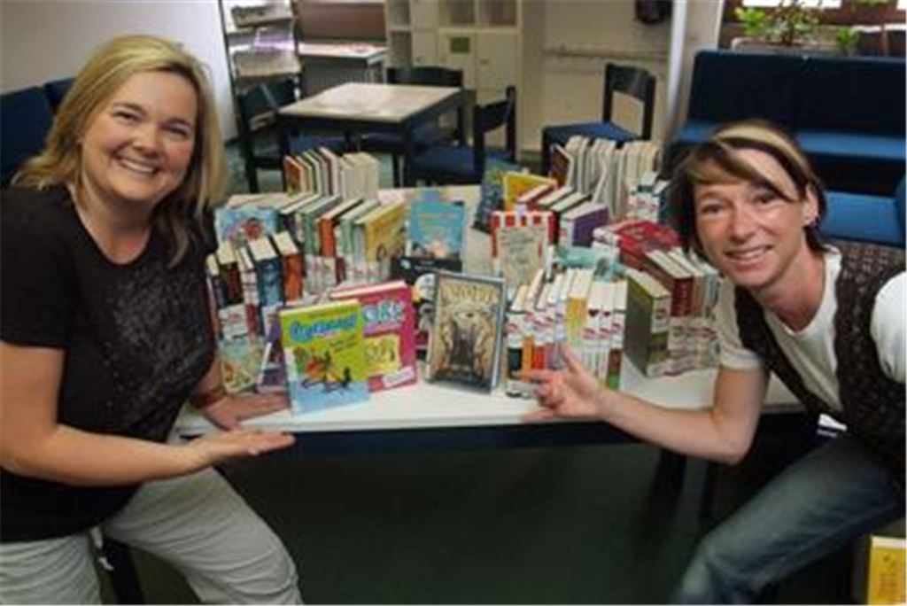 Einen heißen Sommer versprechen die Kinderbibliotheksleiterinnen der Stadt, Heidrun Buchinger (li.) und Claudia Heiler, allen Kindern, die bei Heiß auf Lesen mitmachen. 
Foto: Fotomoment