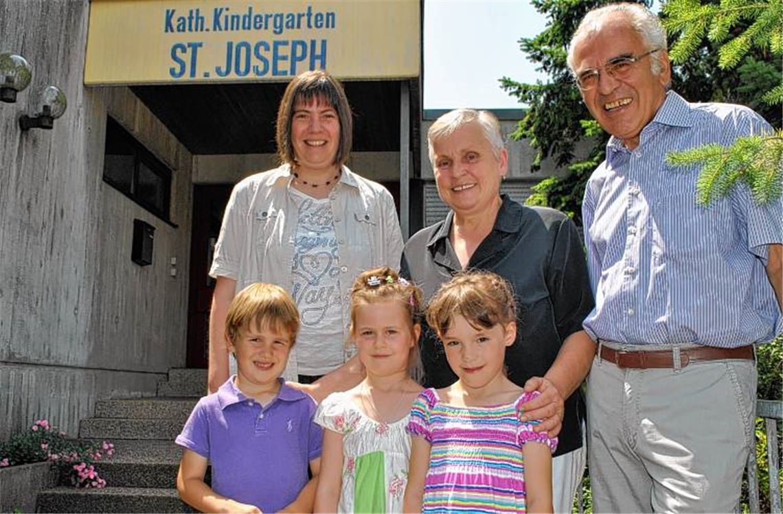 Einen herzlichen Abschied bereiteten Elisabeth Pelger (Mitte) Kindergarten-Leiterin Patricia Wala (links), Franz Hebeda von der katholischen Kirchengemeinde und die Kindergartenkinder.