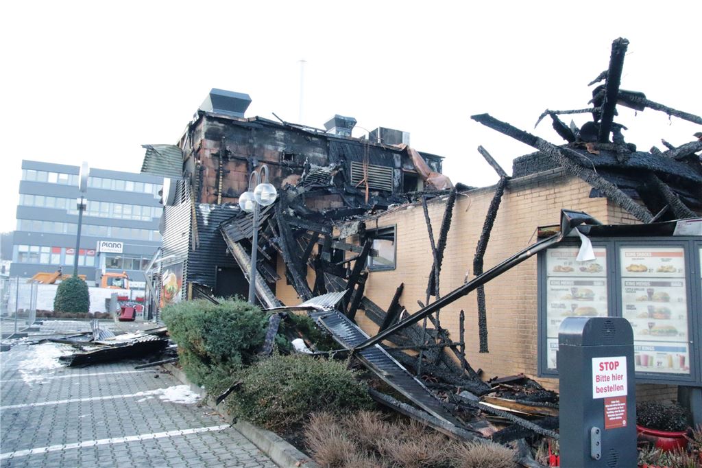 Einen hohen Sachschaden hat das Feuer bei Burger King trotz eines massiven Feuerwehreinsatzes angerichtet. Foto: Eisemann