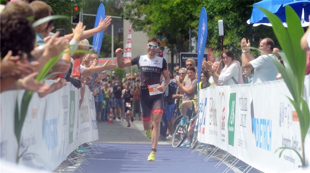 Einen in großer Menschenmenge gefeierten Zieleinlauf auf dem Kelterplatz wie hier auf dem Bild wird es auch 2022 beim Mühlacker Triathlon nicht geben. Foto: Archiv