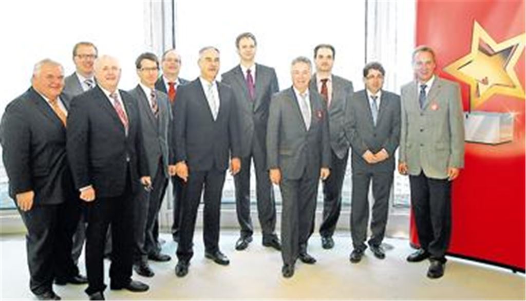 Einen neuen Wettbewerb hat die Sparkasse Pforzheim Calw ausgeschrieben: Gesucht werden die Glanzlichter der regionalen Wirtschaft. Im Bild die Sparkassen-Direktoren und die Partner des Projekts. 
Foto: Kollros
