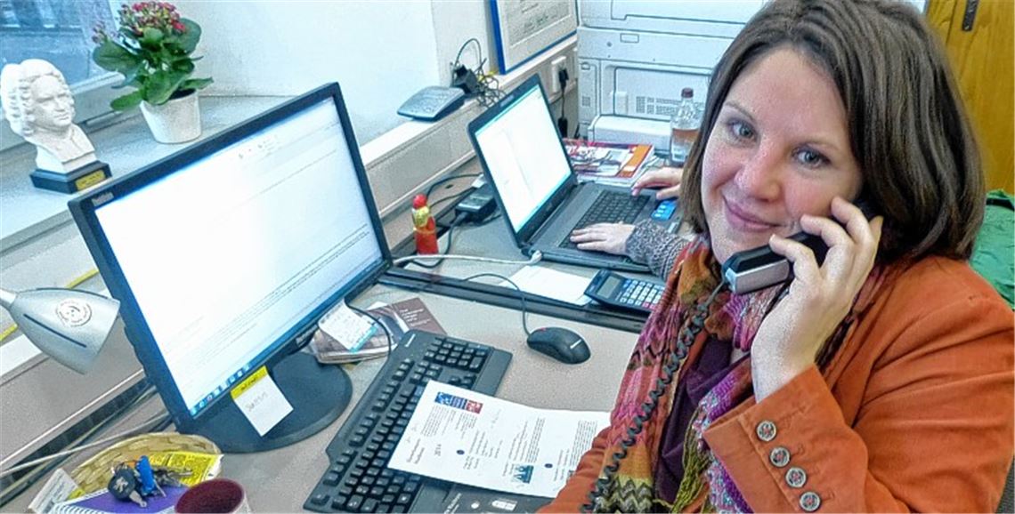 Einen schönen Arbeitsplatz hat Sarah Baltes, aber kaum Zeit, um den Ausblick in den hinteren Klosterhof zu genießen. Foto: Roth