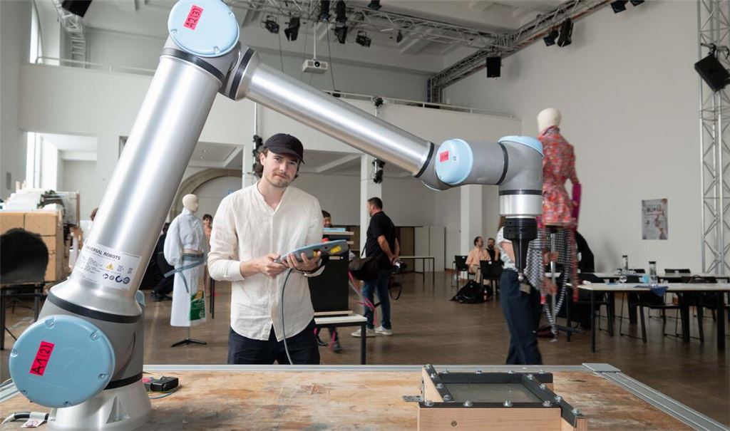 Einen universellen Roboter zur Metallumformung hat Jonathan Müller entwickelt. Fotos: Volz