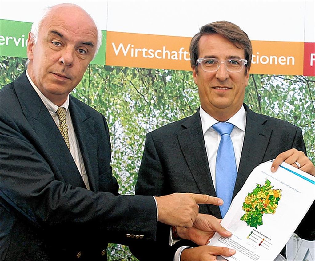 Einen wirtschaftlichen Aufwärtstrend sehen Professor Andreas Fuhrmann (li.) und Jens Schott von der Pforzheimer Auskunftei Creditreform für die Region Nordschwarzwald. .Foto: Kollros