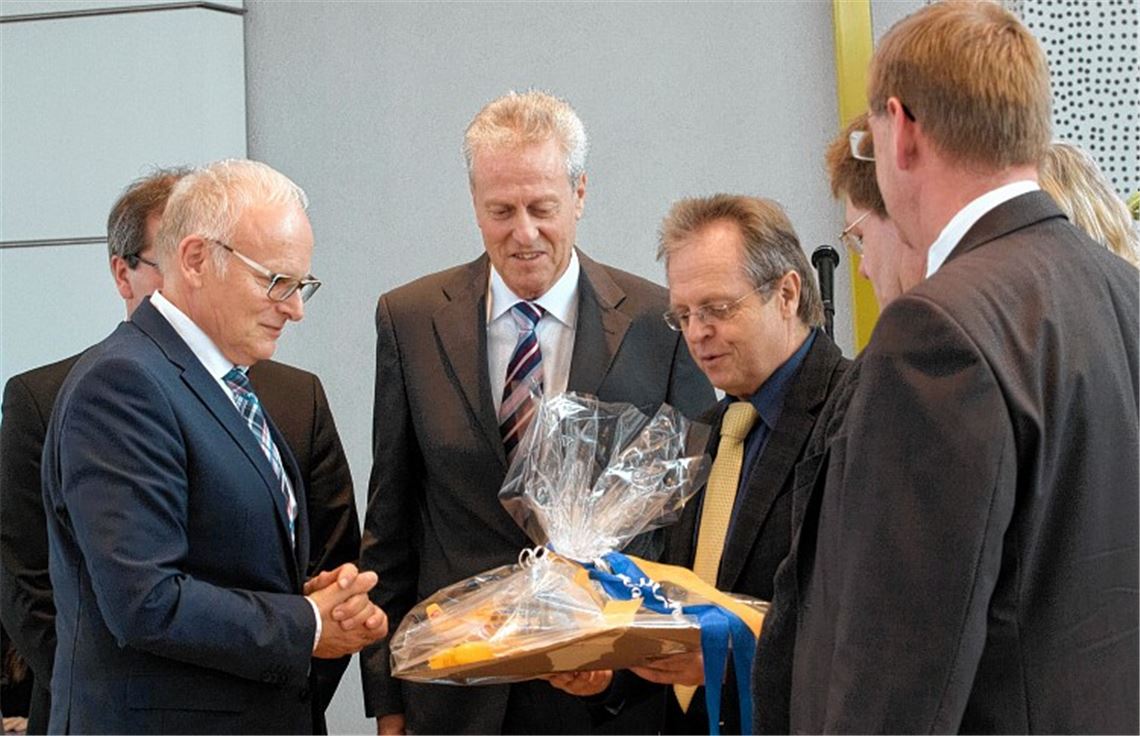 Einer Fernreise steht nichts mehr im Weg: Vertreter des Kreistages übergeben Karl Röckinger (li.) den „gelben Neuseelandflieger“.Fotos: Wendelstein