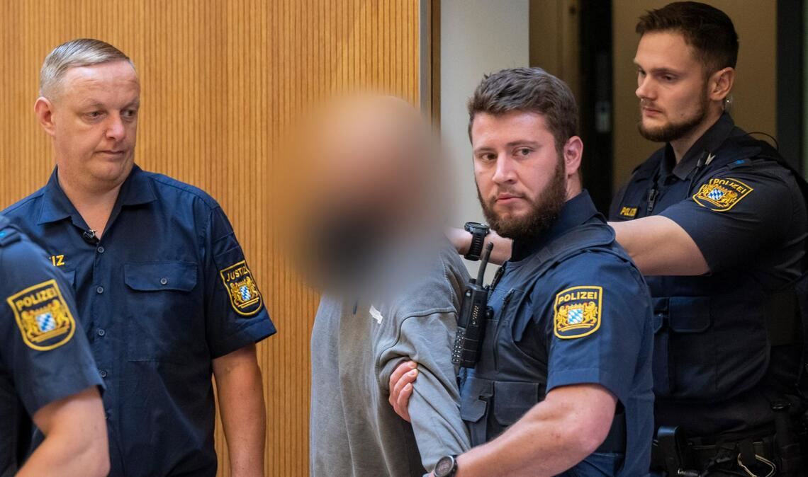 Einer der Angeklagten auf dem Weg in den Gerichtssaal.