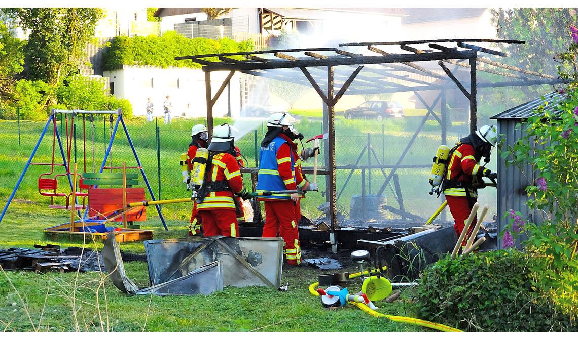 Einer der Brandeinsätze des Jahres 2022 hat die Feuerwehrleute am 7. Mai ins Gewann „Im Brühl“ geführt, wo ein Gartenhaus in Flammen aufgegangen war. Foto: Archiv