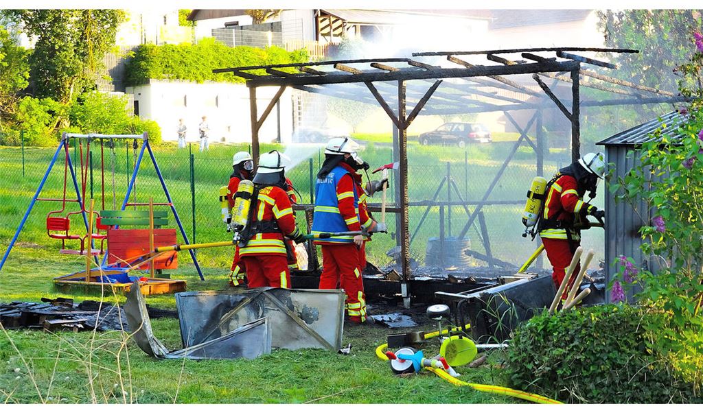 Einer der Brandeinsätze des Jahres 2022 hat die Feuerwehrleute am 7. Mai ins Gewann „Im Brühl“ geführt, wo ein Gartenhaus in Flammen aufgegangen war. Foto: Archiv