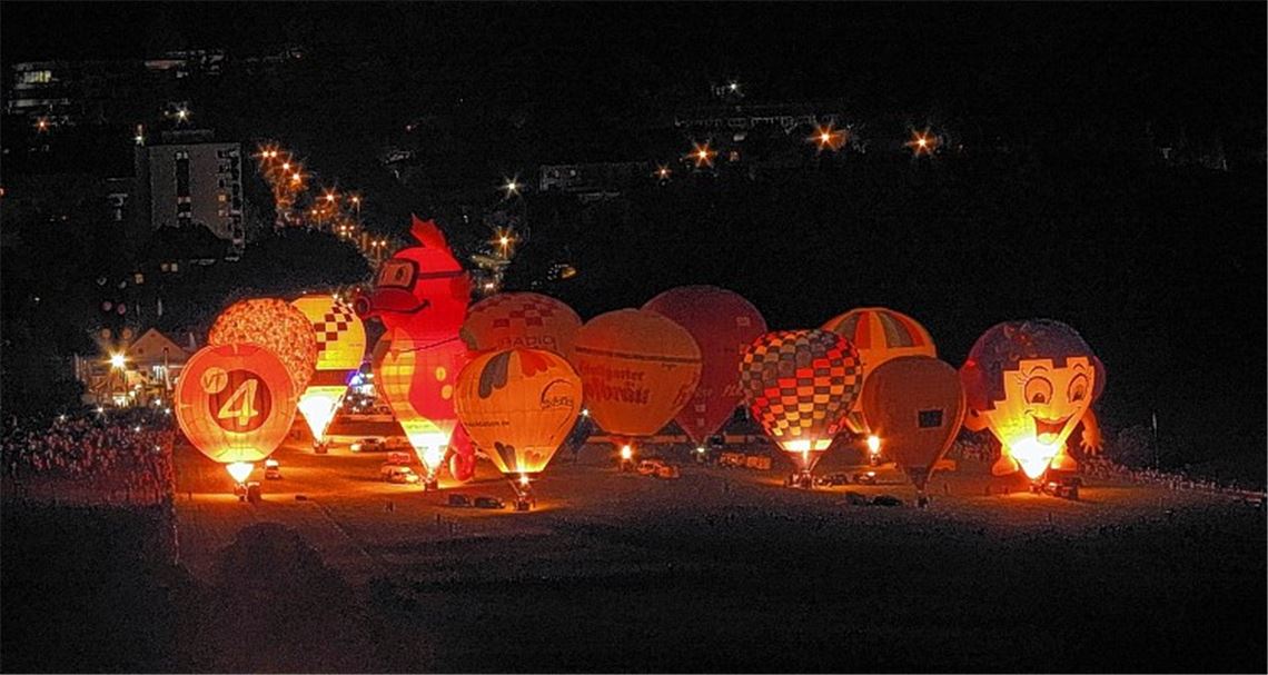 Bunte Ballone über den Dächern