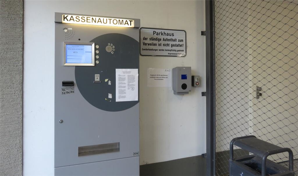 Einer der Kassenautomaten am Knittlinger Rathaus. Die Geräte akzeptieren ausschließlich Bargeld. Eine Umrüstung beziehungsweise ein Neukauf käme teuer. Foto: Becker