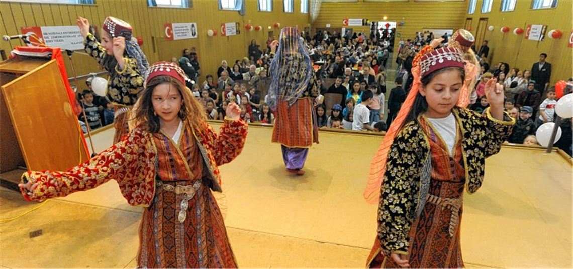 Einer der Programmpunkte beim Kinderfest: Schülerinnen der Dr. Johannes-Faust-Schule zeigen türkische Folklore.