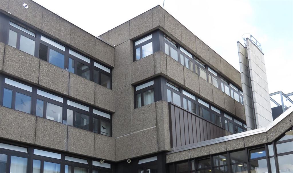 Einer der Sanierungsfälle, was die Schulen in Mühlacker betrifft: die Fassade des Altbaus des Theodor-Heuss-Gymnasiums. Foto: Archiv