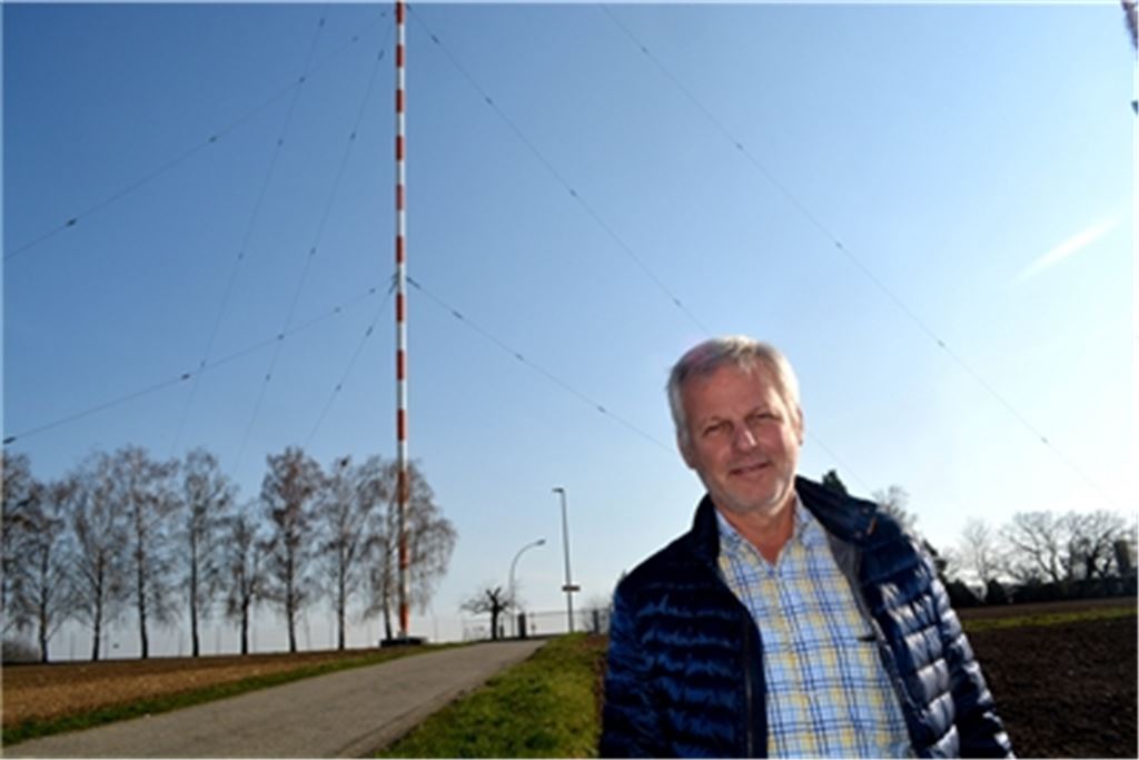 Einer der „Senderretter“: Thomas Knapp vor dem rotweißen Mast, für dessen Erhalt er zusammen mit seinen Investorenkollegen kämpft. Fotos: MT, privat