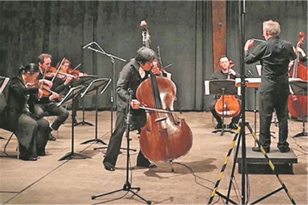 Einer der Solisten, mit denen die Süddeutsche Kammersinfonie Bietigheim 2021 aufgetreten ist, heißt Michinori Bunya. Er ist ein gefragter Kontrabassist. Foto: Archiv