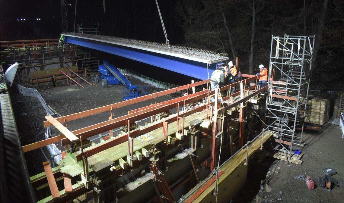 Nachtschicht in Niefern Einer der Träger wird eingebaut. Foto: Myroshnichenko