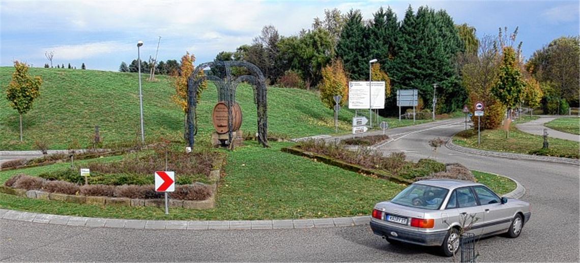 Einer der drei Oberderdinger Kreisverkehre, die nach Ansicht des Landratsamts gefährlich sind: der mit Blumen und Weinfass verzierte Rosenkreisel an der Brettener Straße.