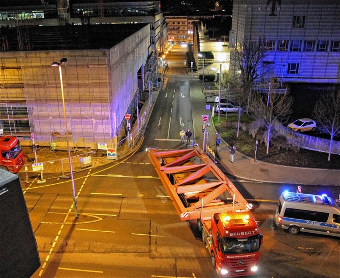 Einer der drei Schwerlaster darf seine Fracht gleich im Innern der Hilda-Sporthalle parken, am frühen Morgen wird mit dem Entladen begonnen. Foto: Roth