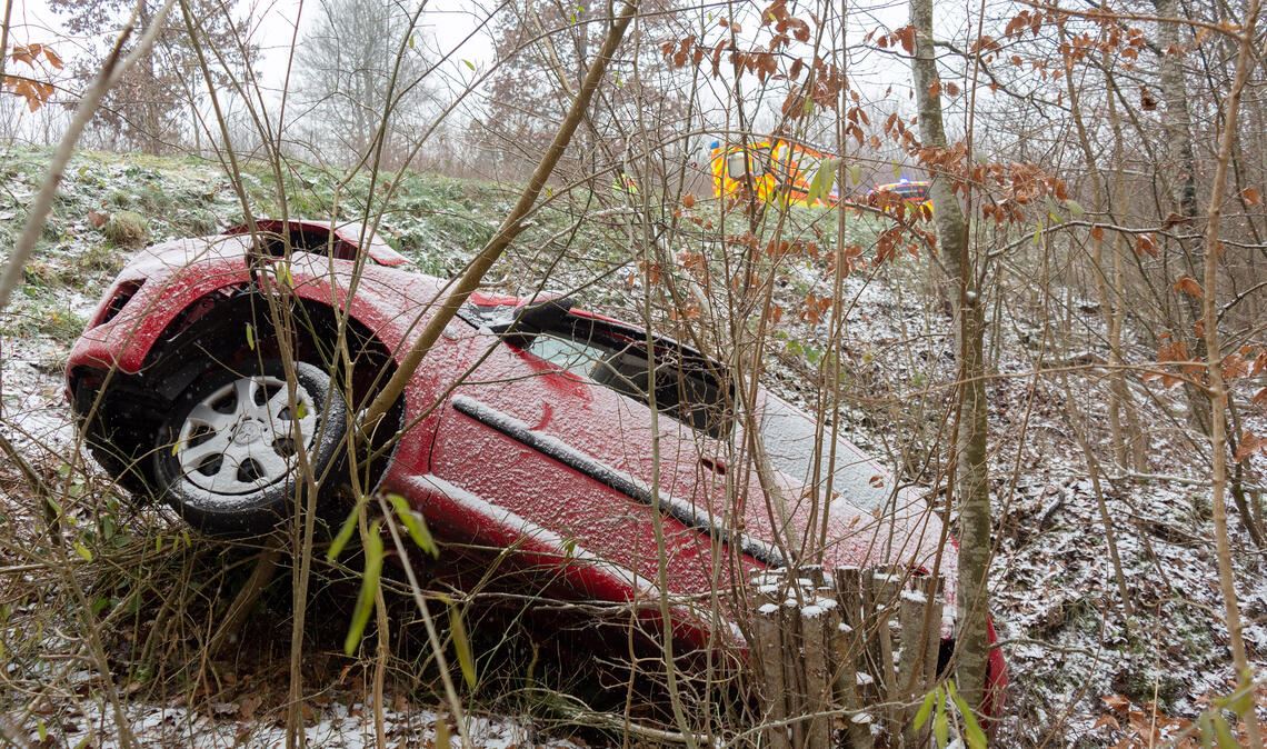 Einer der vielen Unfälle von Mittwoch: Auf der Landstraße zwischen Illingen und Schützingen rutscht ein Auto die Böschung hinab. Foto: Fotomoment