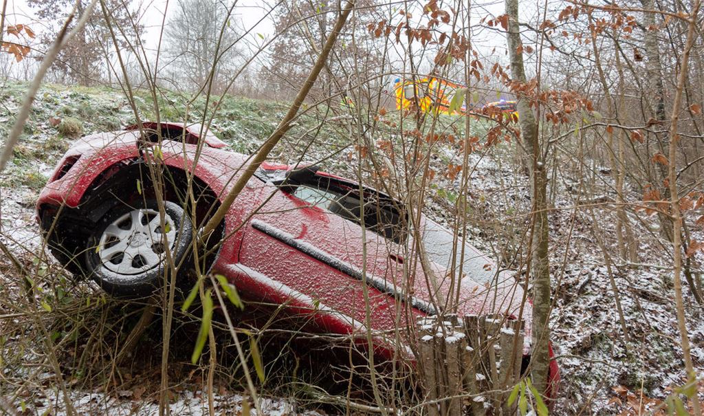 Einer der vielen Unfälle von Mittwoch: Auf der Landstraße zwischen Illingen und Schützingen rutscht ein Auto die Böschung hinab. Foto: Fotomoment