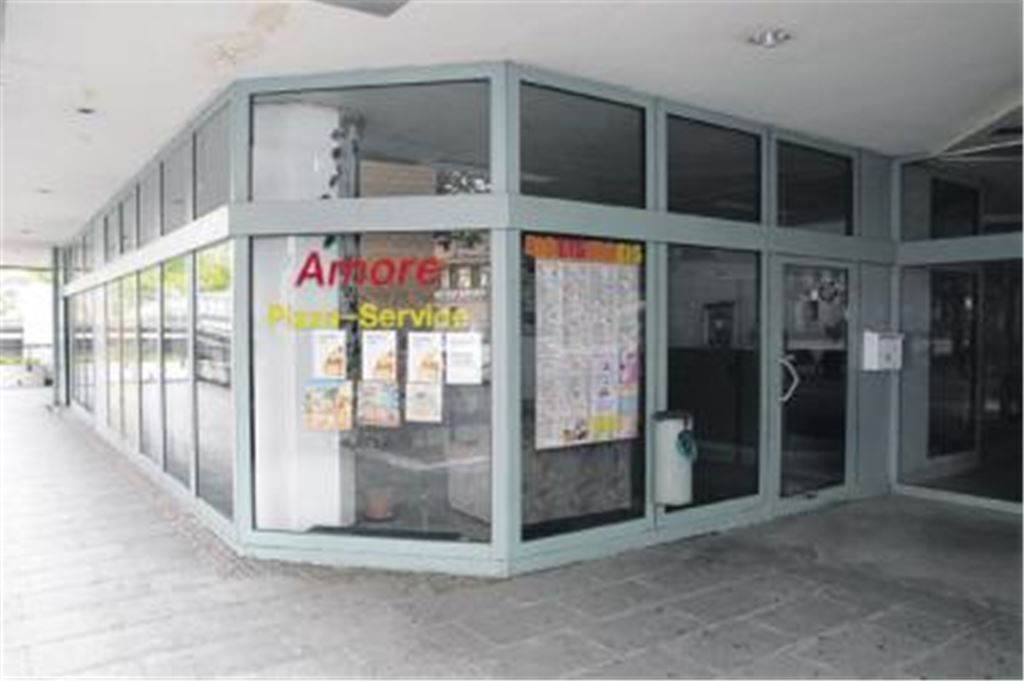 Einer der wenigen Mieter im Mühlehof: der Pizza-Service im Erdgeschoss. Daneben bezahlen derzeit nur noch das Bürgerbüro des Finanzamts und zwei Mieter von Wohnungen Miete an Echo.
Foto: Sadler