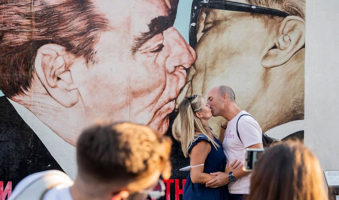 Einer der wohl bekanntesten Abschnitte der Berliner Mauer zeigt den Bruderkuss. (Archivbild)