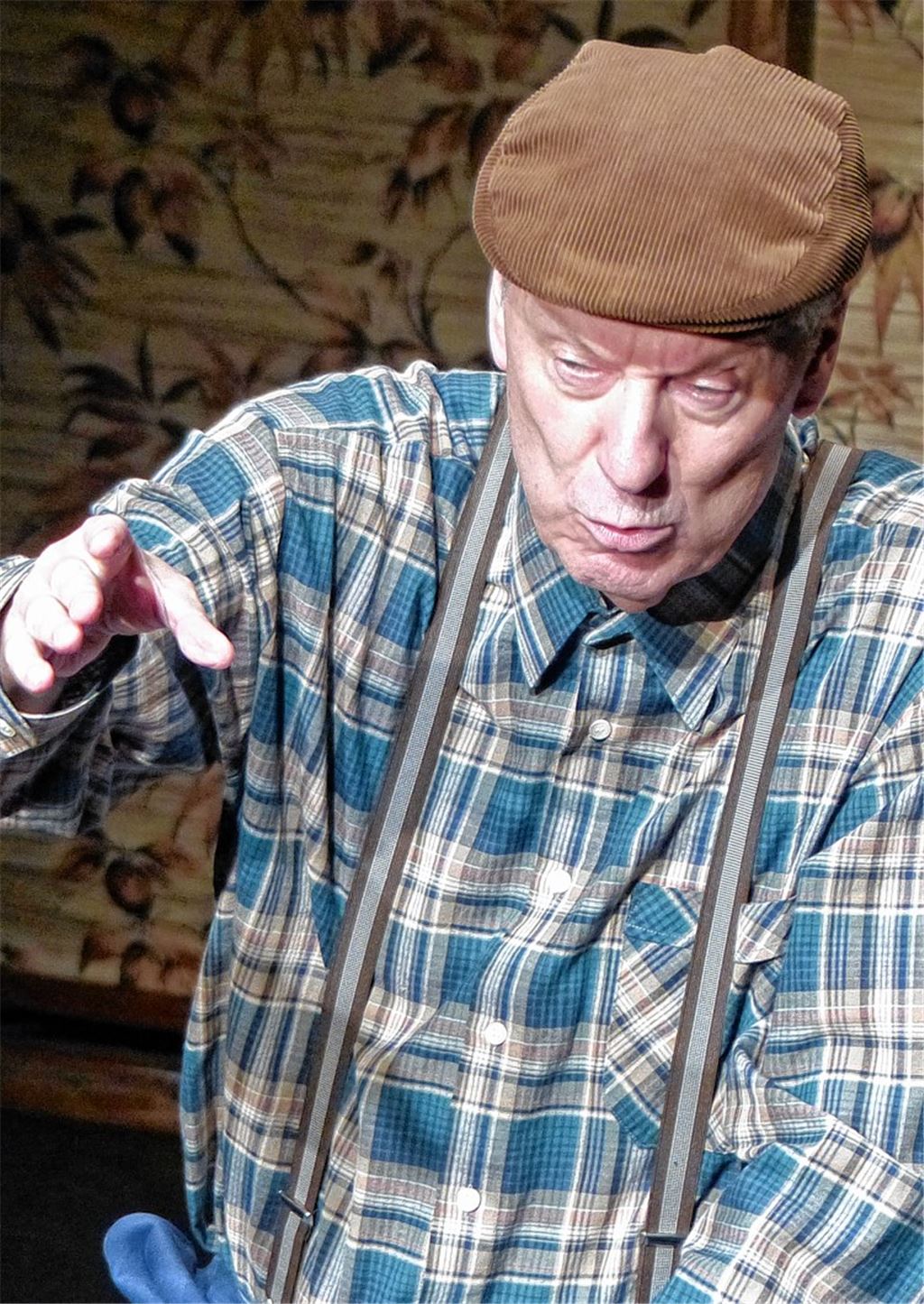 Einer, der zeigt, wo’s langgeht in Deutschland: Kabarettist Gerd Dudenhöffer alias Heinz Becker im Pforzheimer Kulturhaus Osterfeld.Foto: Roth